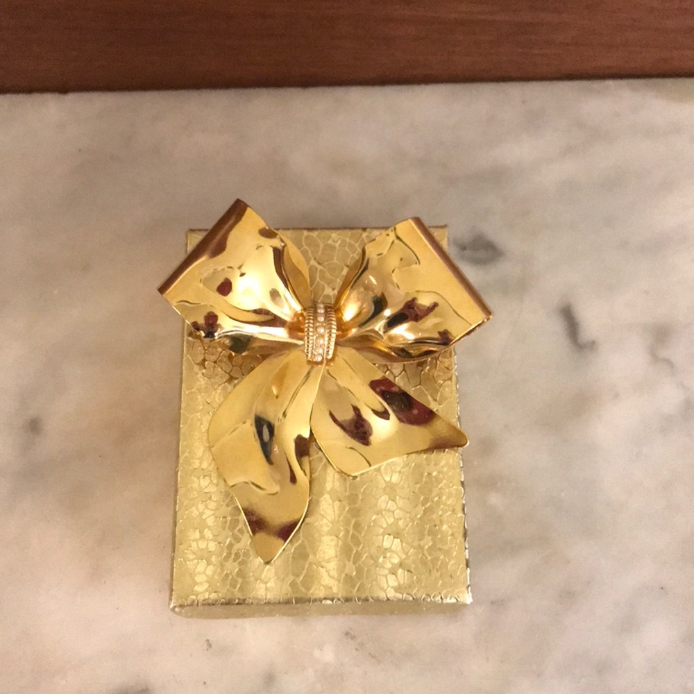 Retro-Bow Shaped Brooch